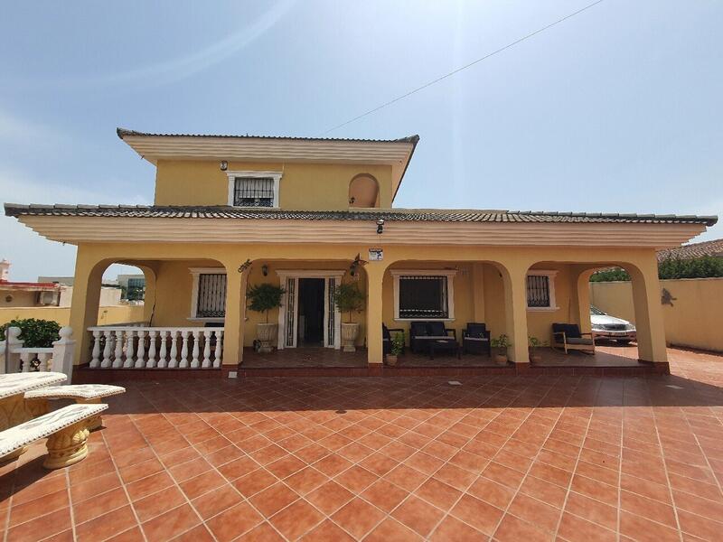 Villa en venta en Los Balcones, Alicante