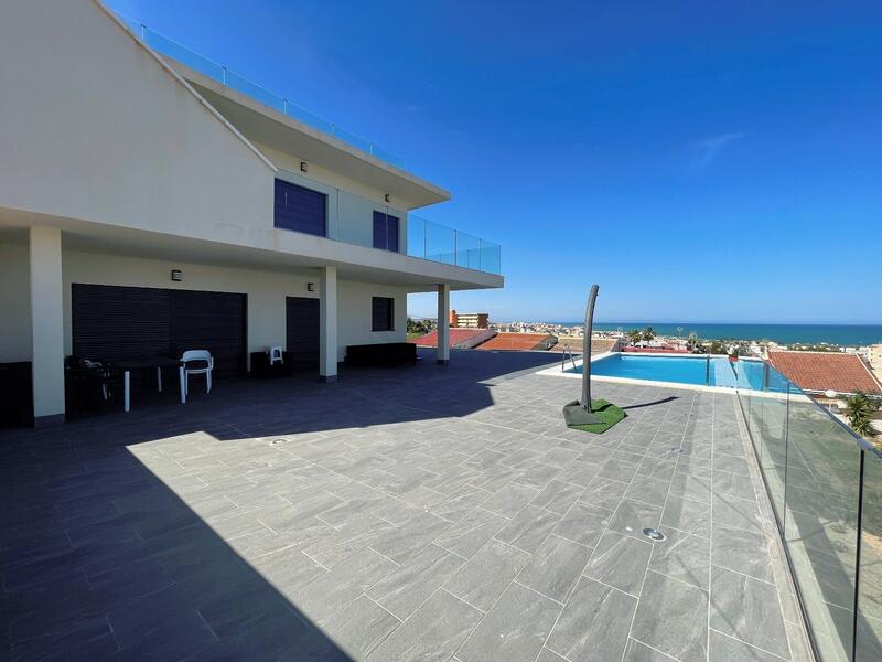 Villa en venta en La Mata, Alicante