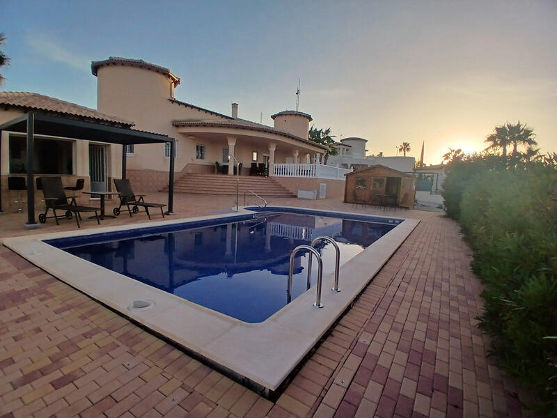 вилла продается в Torrevieja, Alicante