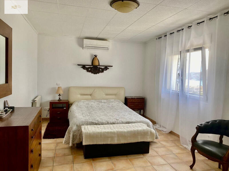 4 slaapkamer Gezinswoning Te koop