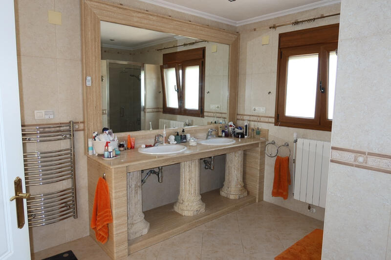 5 bedroom Country House for sale