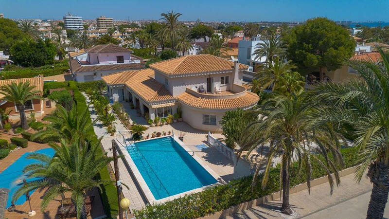 Villa til salg i Cabo Roig, Alicante