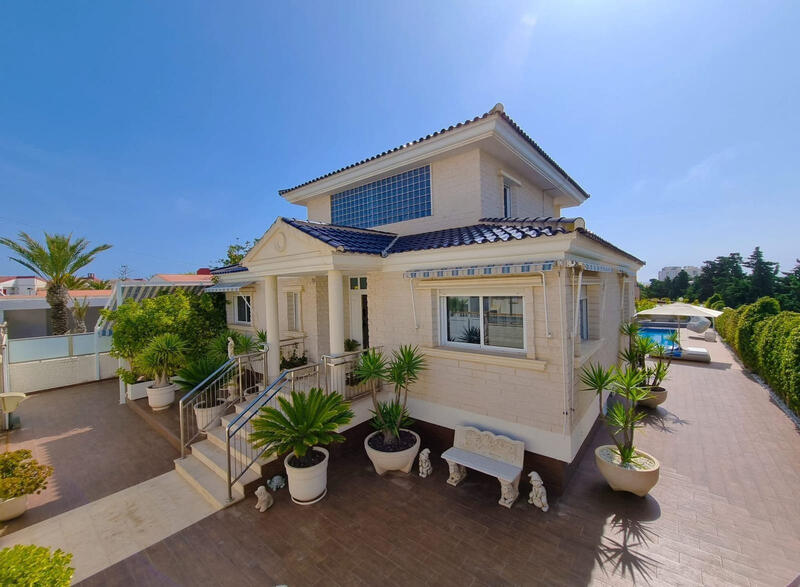 Villa til salgs i Torrevieja, Alicante