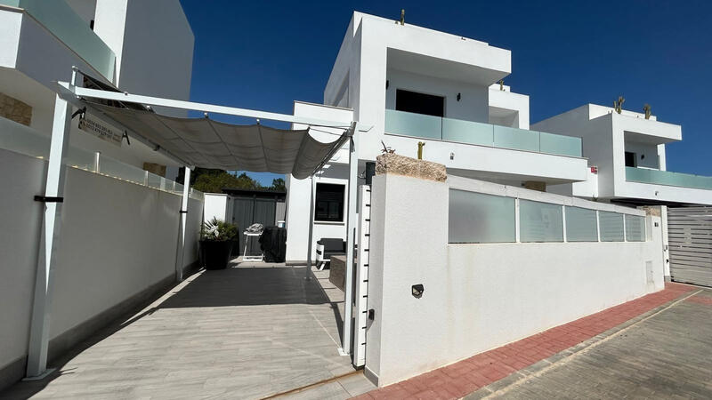 Villa til salg i Los Montesinos, Alicante