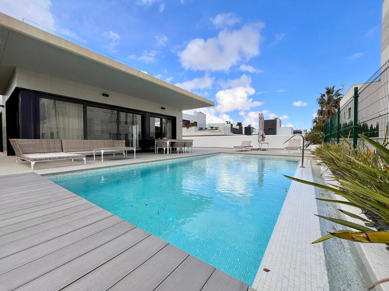 вилла продается в Dehesa de Campoamor, Alicante