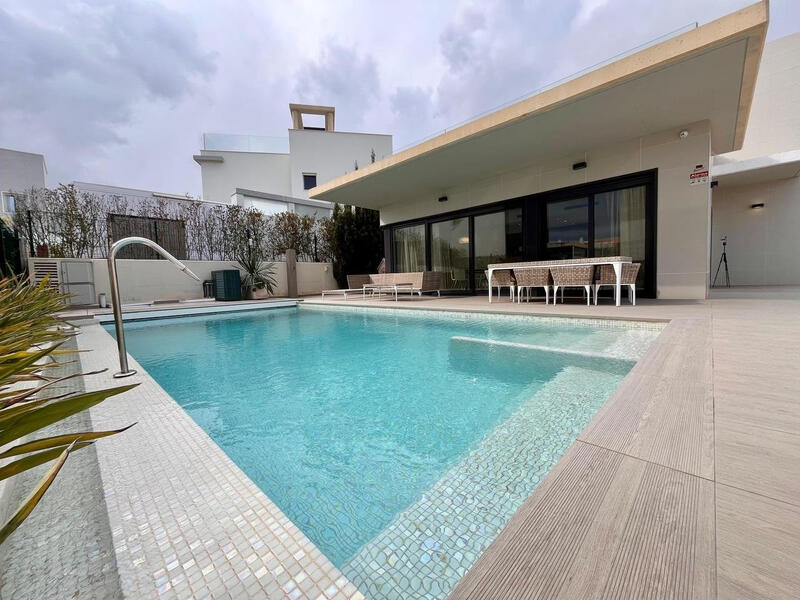 Villa til salgs i Dehesa de Campoamor, Alicante