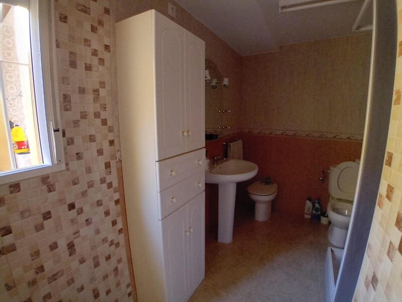4 спальная комната городская тюрьма продается