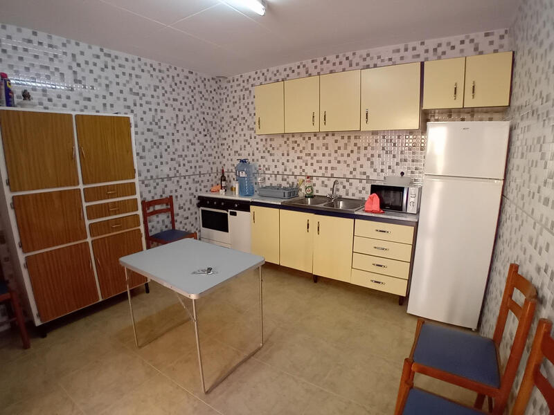4 спальная комната городская тюрьма продается