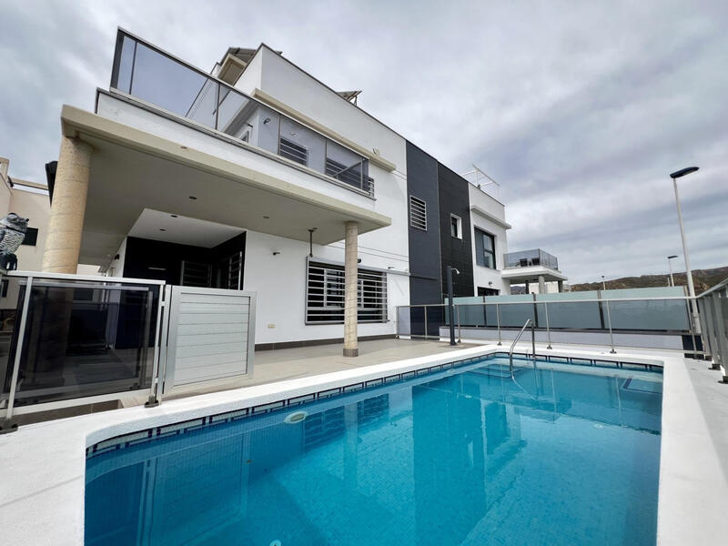 Villa for sale in Torrevieja, Alicante