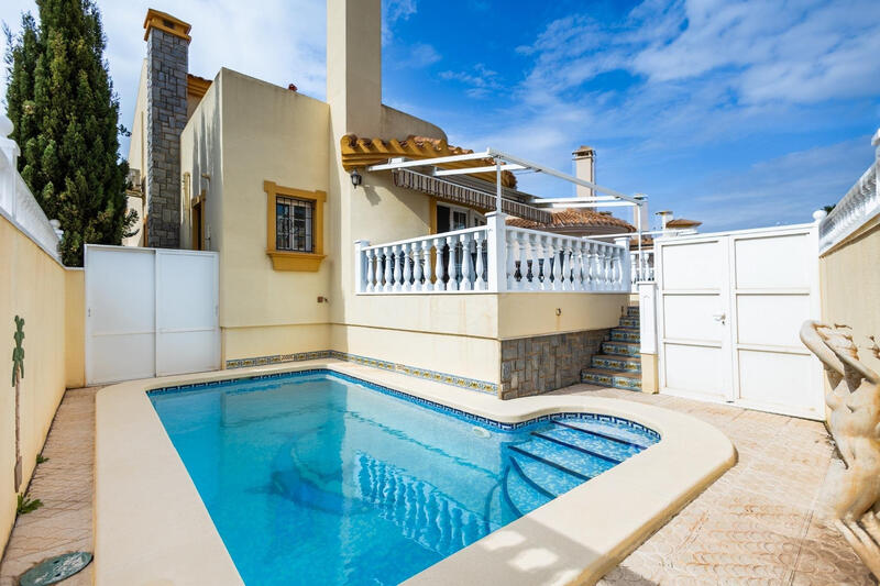 Villa til salg i Cabo Roig, Alicante