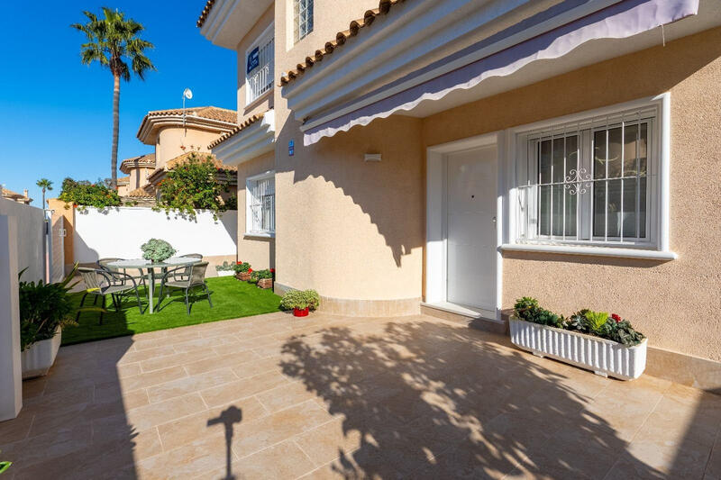 Villa en venta en Punta Prima, Alicante