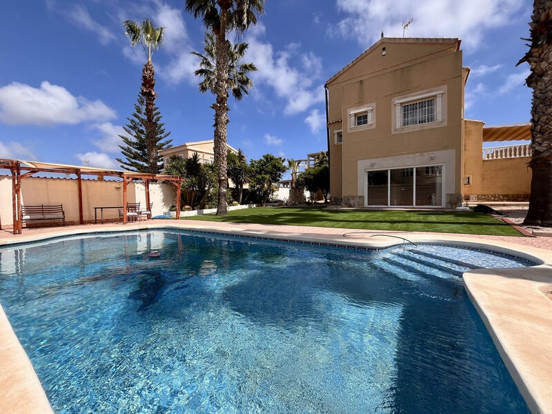 Villa til salgs i La Zenia, Alicante