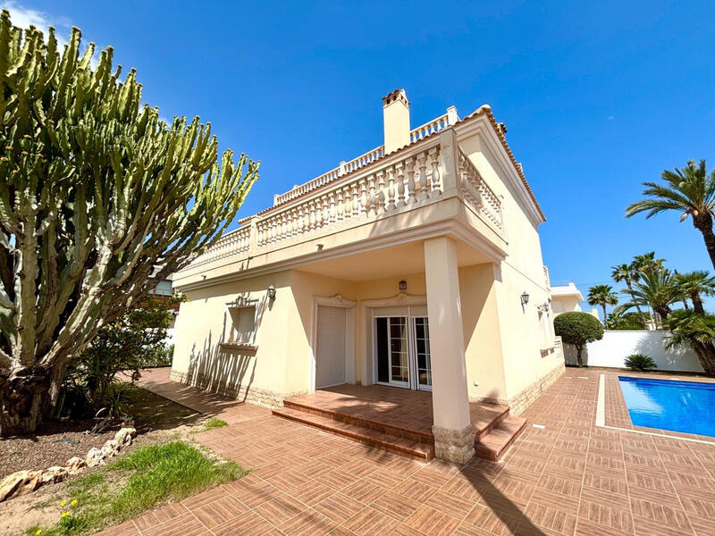 Villa til salg i Cabo Roig, Alicante