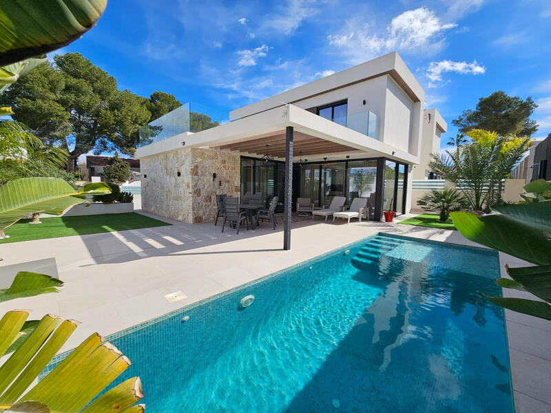 Villa for sale in Torrevieja, Alicante