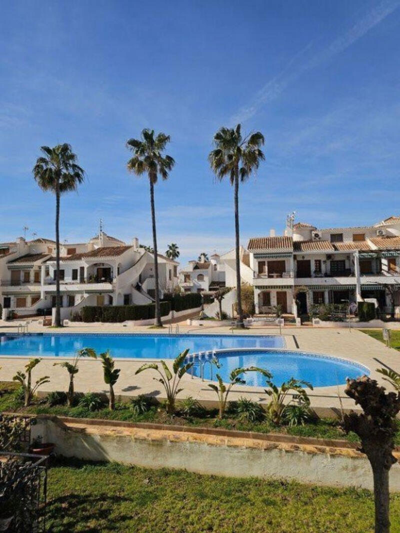 Villa til salgs i Pilar de la Horadada, Alicante