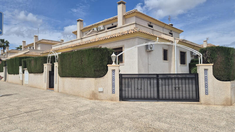 Villa til salg i Orihuela, Alicante