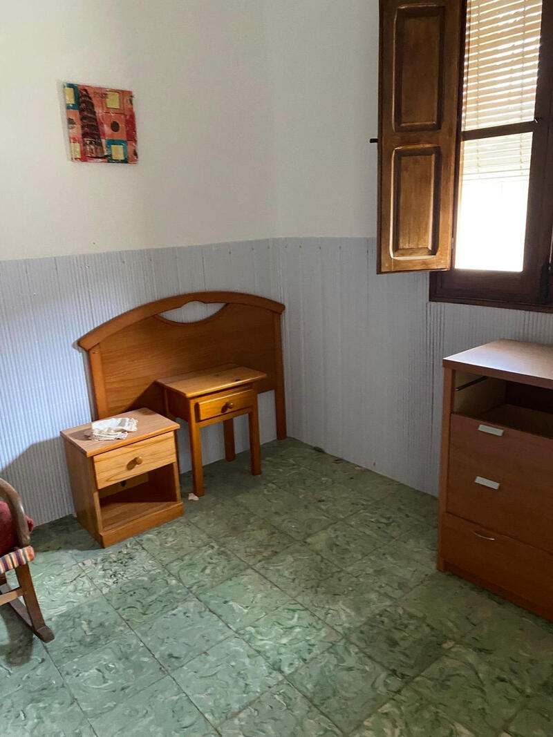 3 спальная комната городская тюрьма продается