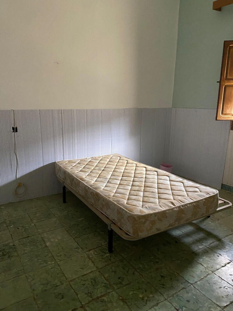 3 спальная комната городская тюрьма продается