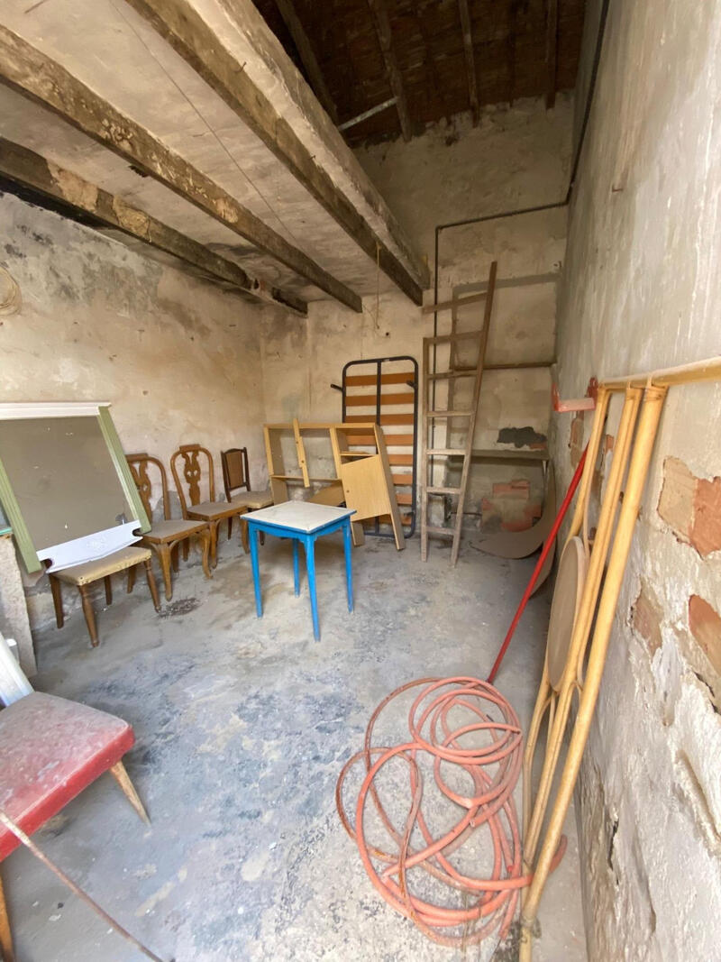 3 спальная комната городская тюрьма продается