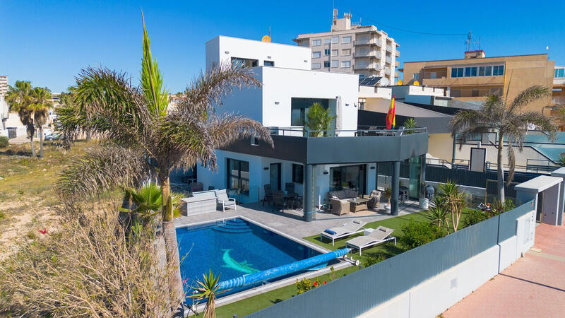 Villa en venta en Torrevieja, Alicante