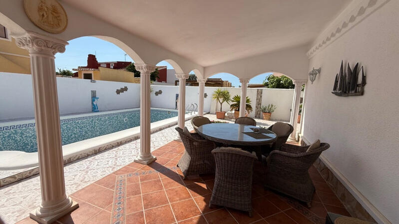 Villa en venta en Torrevieja, Alicante
