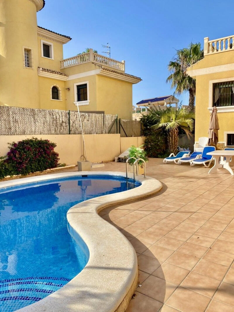 Villa till salu i Villamartin, Alicante