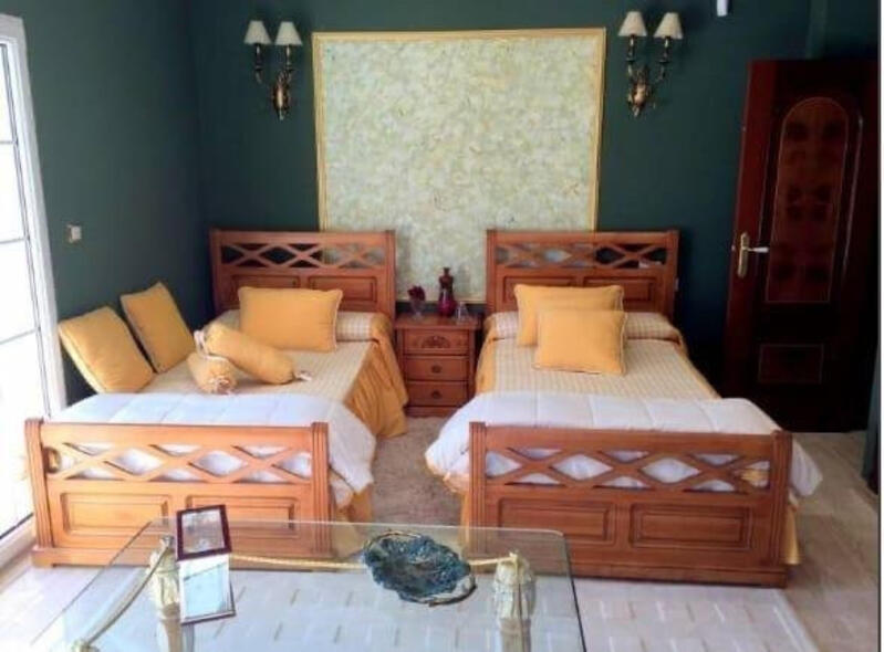 8 bedroom Villa for sale