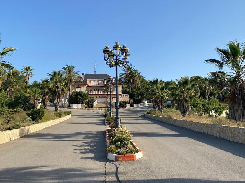 8 bedroom Villa for sale