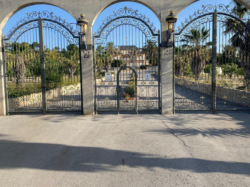 8 bedroom Villa for sale