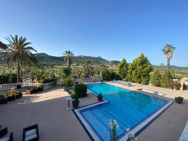 8 bedroom Villa for sale