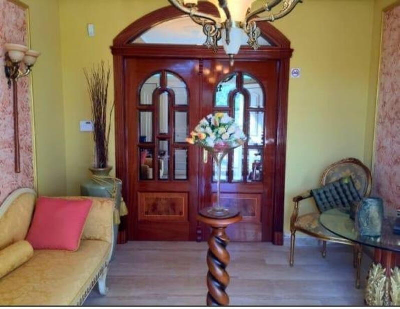 8 bedroom Villa for sale