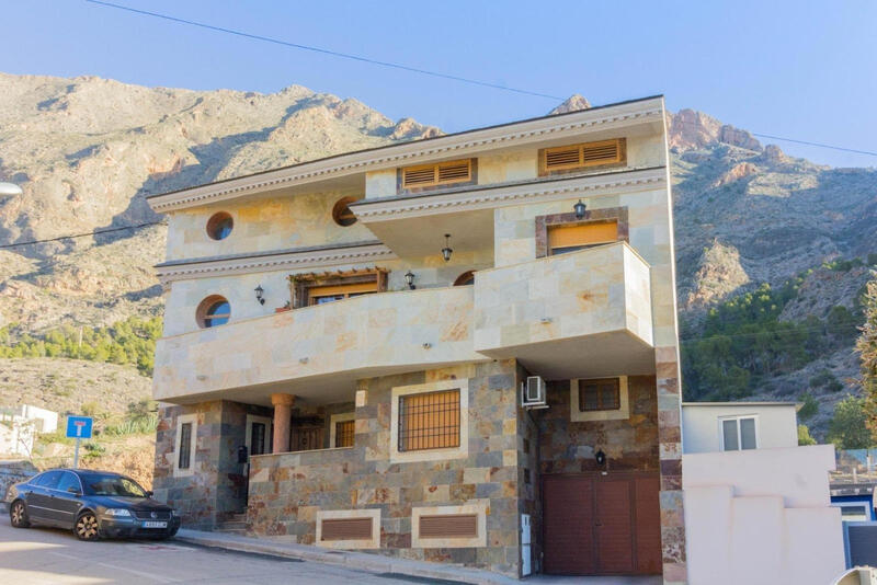 Villa en venta en Torrevieja, Alicante