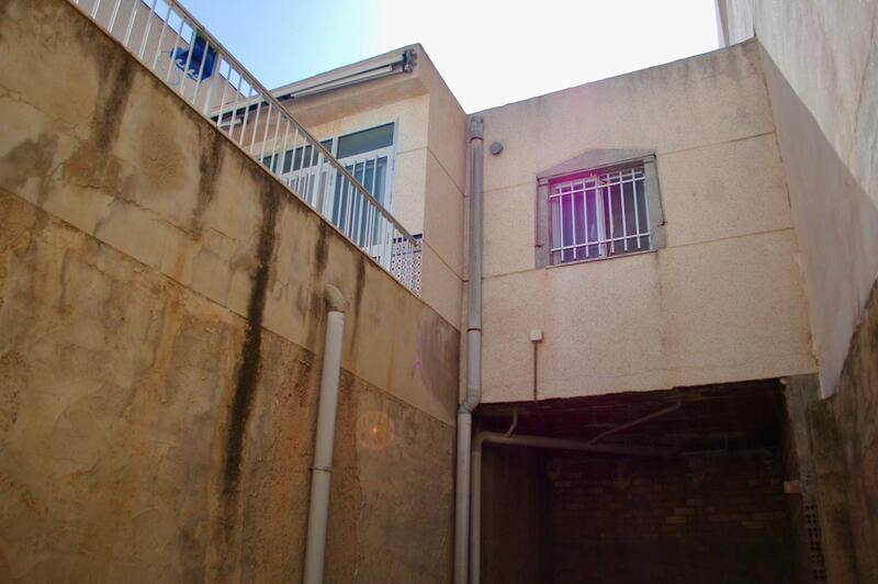 6 bedroom Townhouse for sale