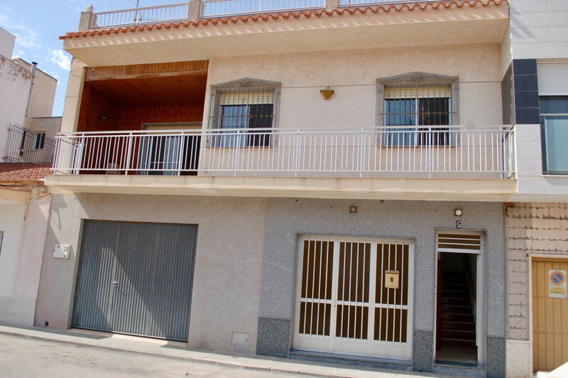 6 bedroom Townhouse for sale