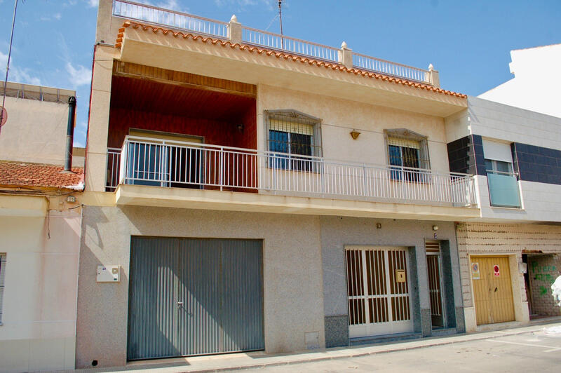 6 bedroom Townhouse for sale