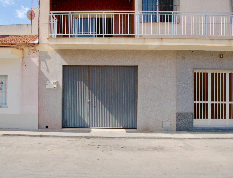 6 bedroom Townhouse for sale