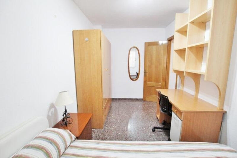 4 спальная комната квартира продается
