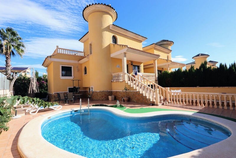 Villa en venta en Villamartin, Alicante