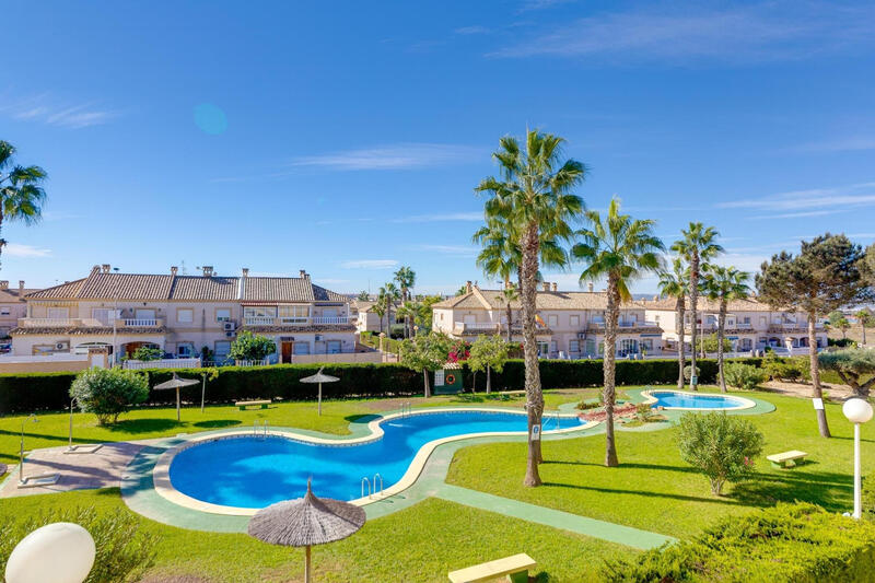 Villa en venta en Torrevieja, Alicante