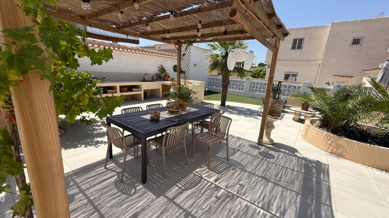 Villa en venta en Torrevieja, Alicante