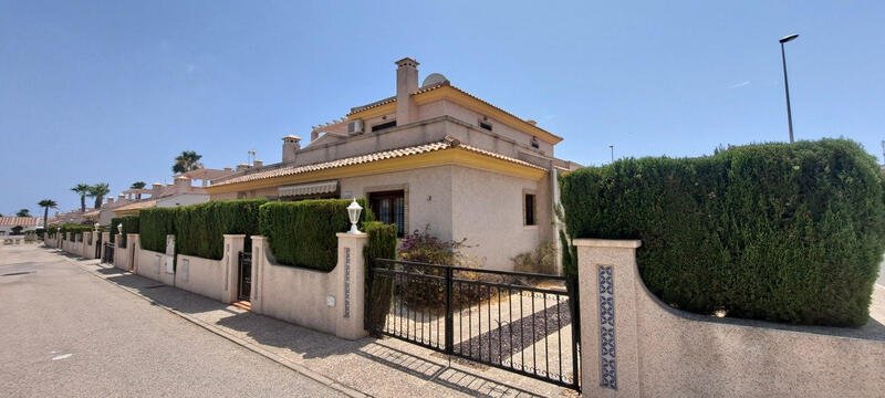 Villa til salg i Villamartin, Alicante