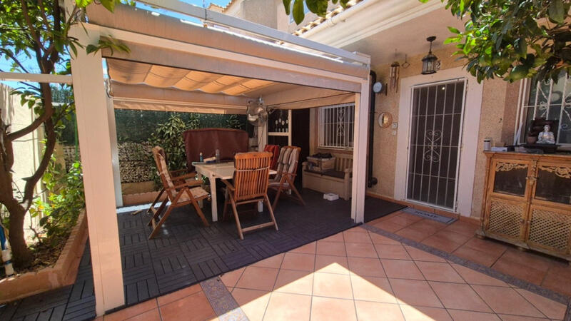 Rekkehus til salgs i Torrevieja, Alicante