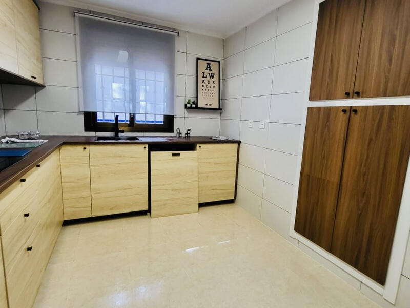 3 спальная комната городская тюрьма продается