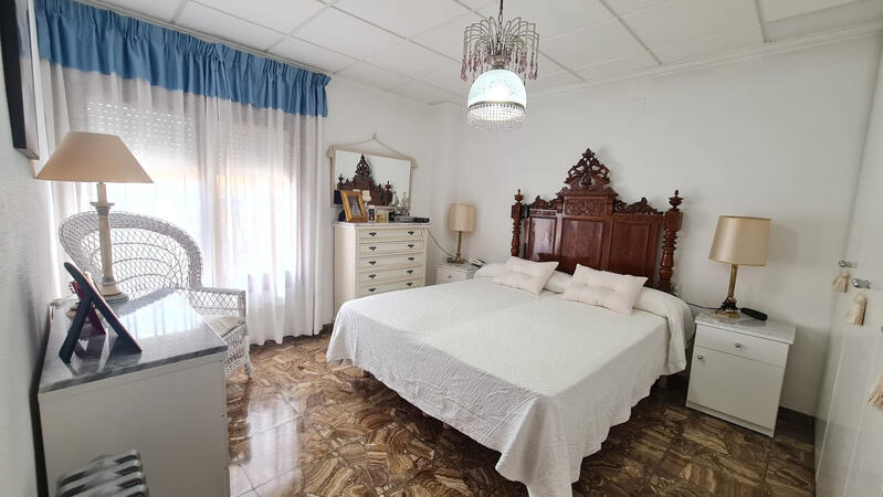 4 slaapkamer Gezinswoning Te koop