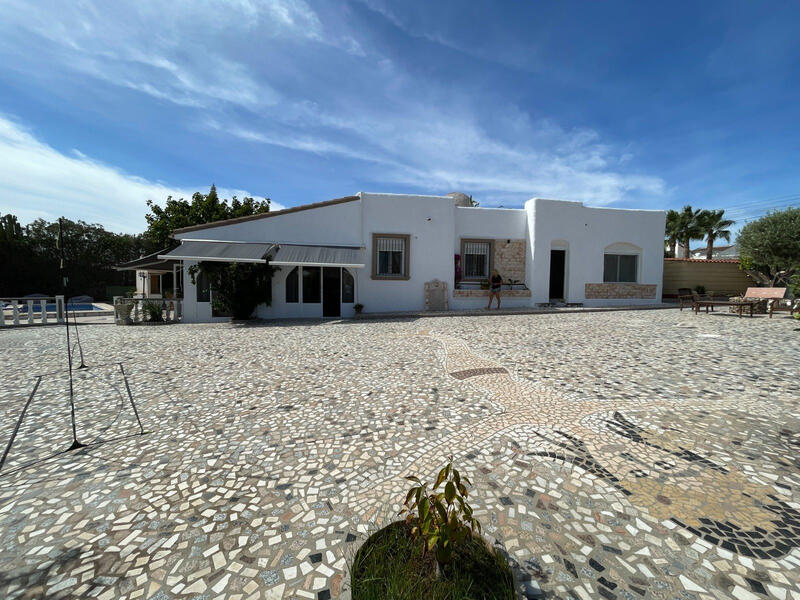 6 bedroom Villa for sale