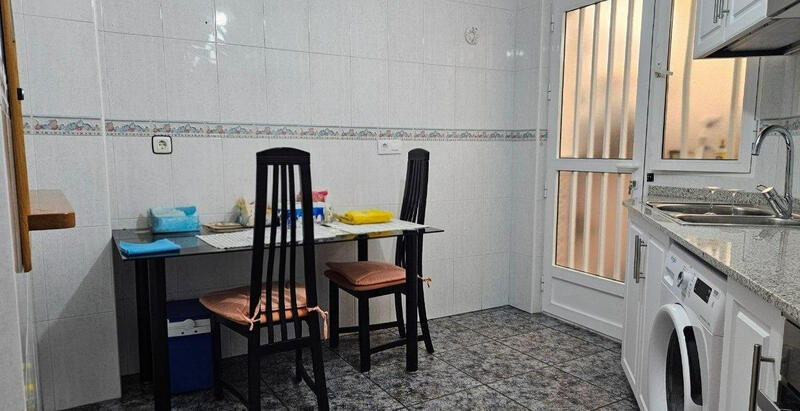 4 спальная комната городская тюрьма продается