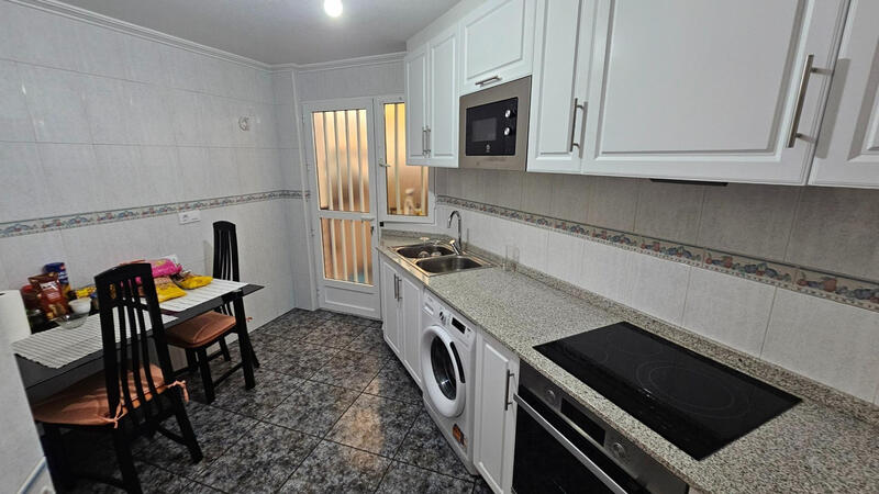 4 спальная комната городская тюрьма продается
