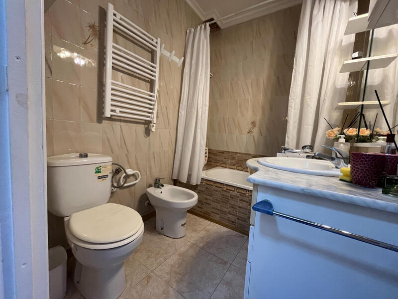2 slaapkamer Gezinswoning Te koop