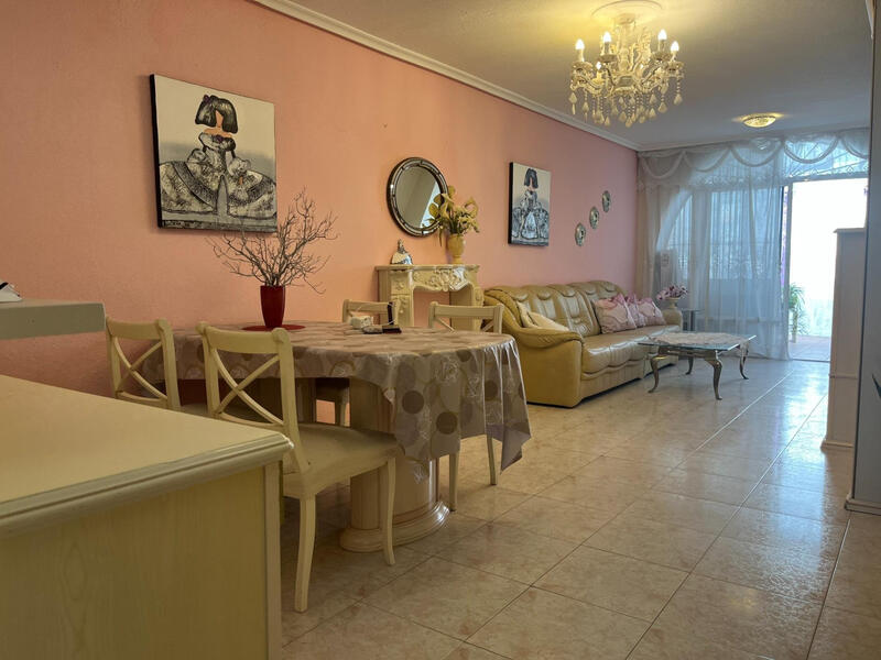 2 slaapkamer Gezinswoning Te koop