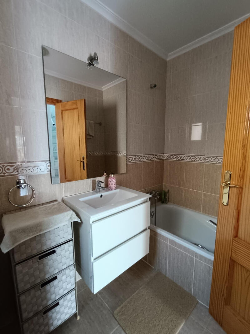 2 slaapkamer Gezinswoning Te koop